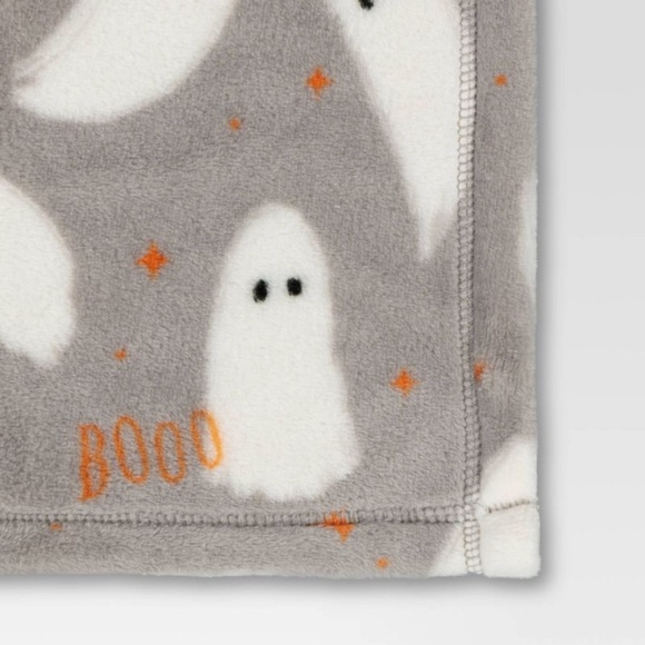 Halloween Ghost Printed Plush Throw Blanket Gray/Ivory - Hyde & EEK! - Picture 4 of 11